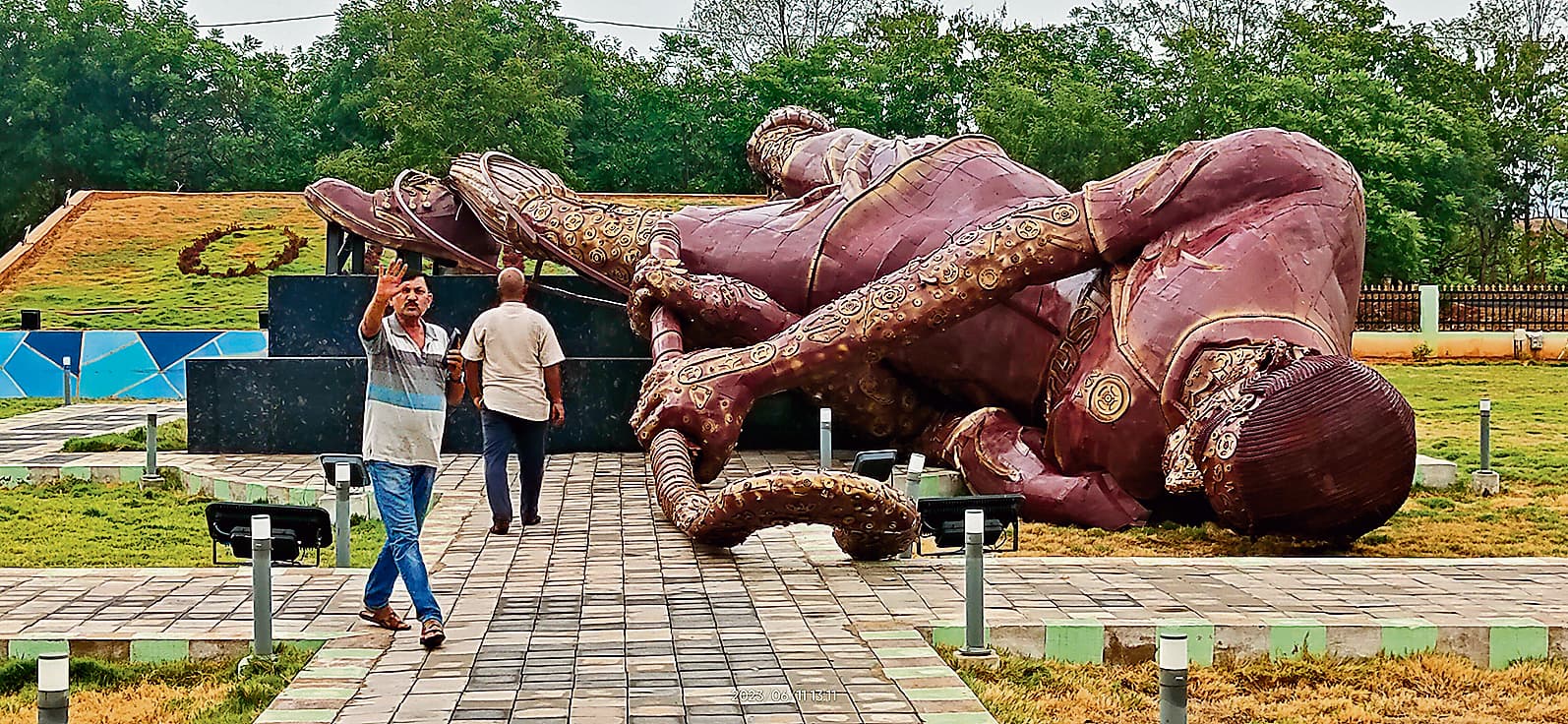 राउरकेला : हॉकी खिलाड़ी की प्रतिमा अब तक स्थापित नहीं हुई, मरने लगे हैं पाम ट्री