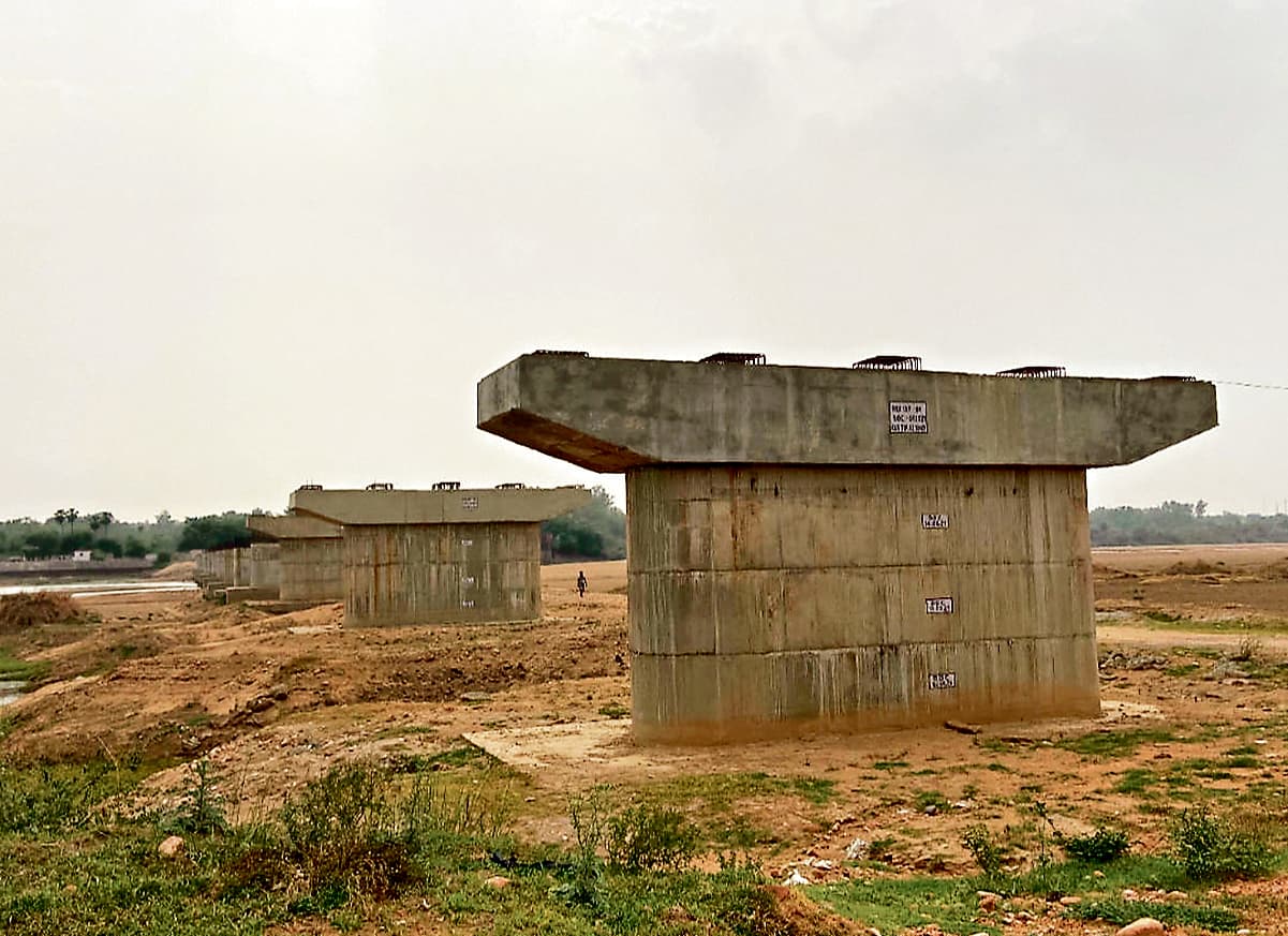 झारसुगुड़ा : पुल का निर्माण पूरा होने को लेकर अनिश्चितता, दोबारा टेंडर प्रक्रिया शुरू होने का इंतजार