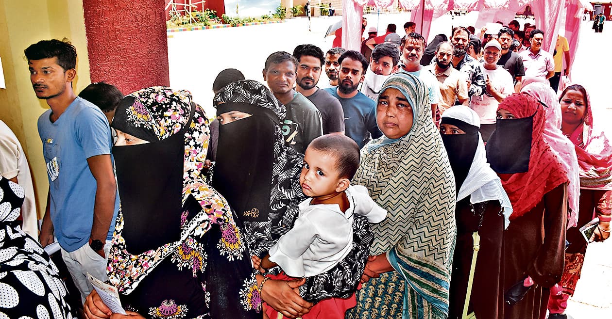 मतदान शुरू होते ही वोटरों की लग गयी कतार