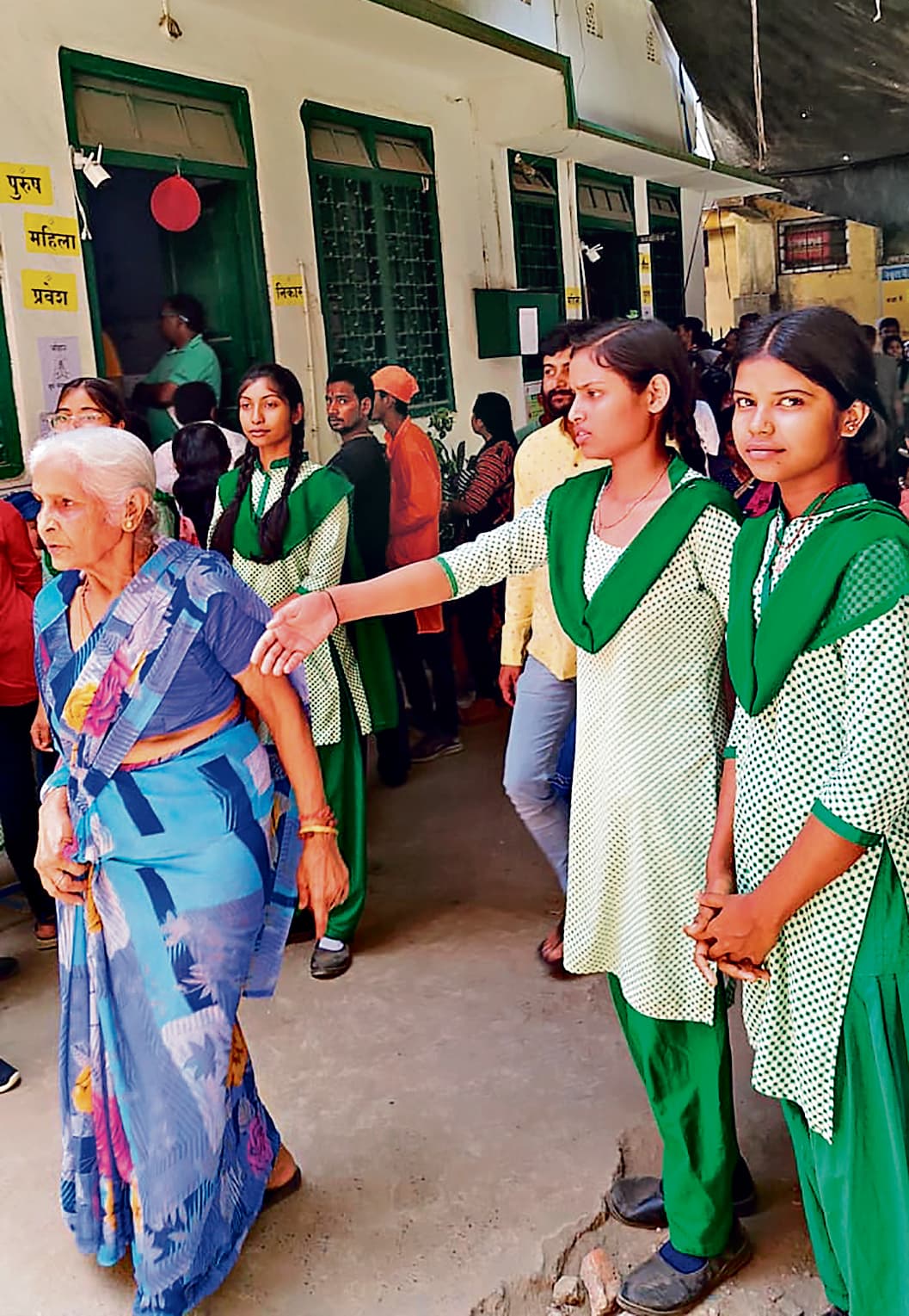 मधुकम से शहीद चौक तक कहीं बूथों में भारी संख्या में लोग, तो कहीं सन्नाटा