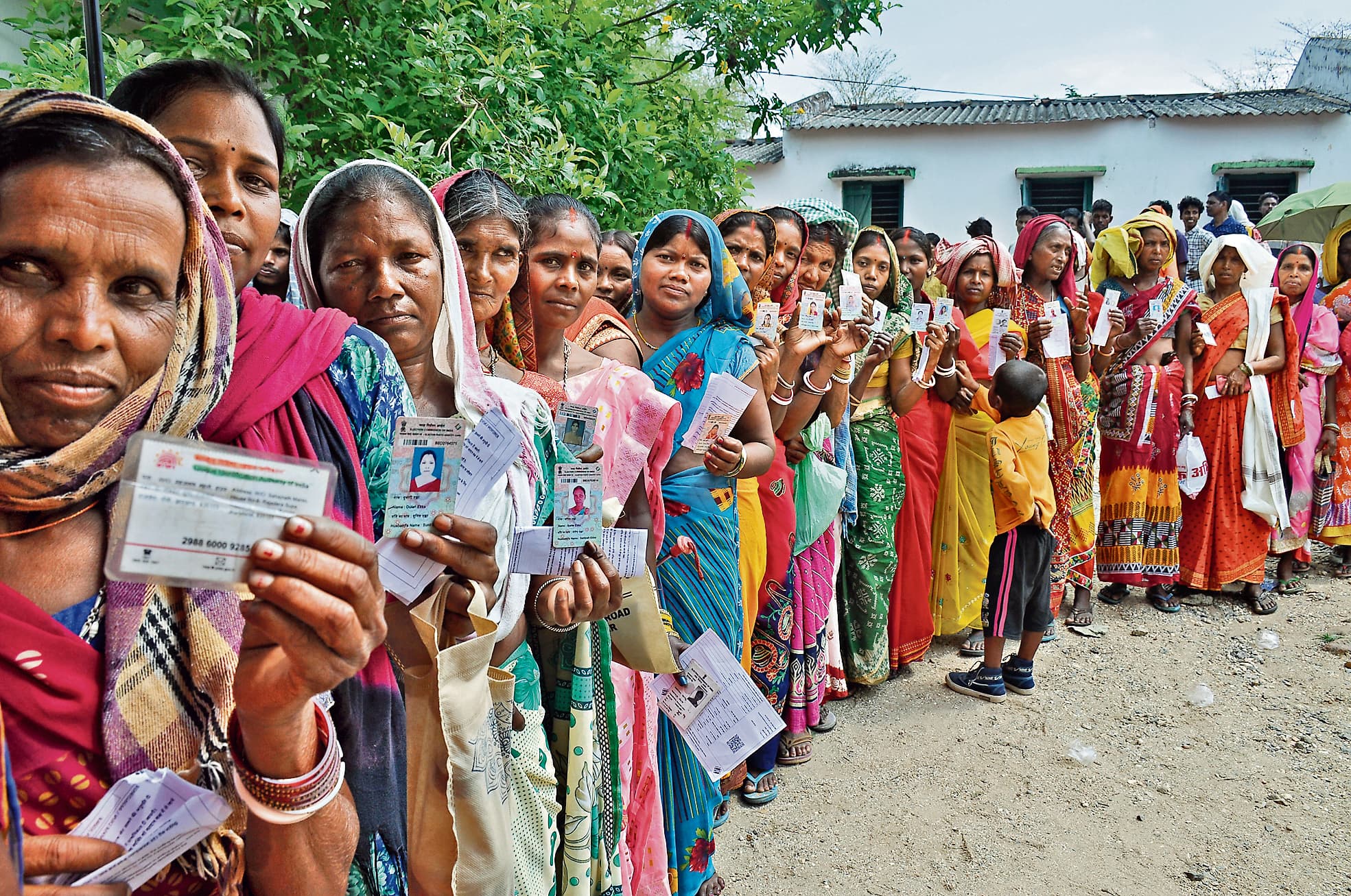 सिल्ली : झोले में खाना-पानी, गोदी में बच्चा लेकर पहुंचे वोट देने