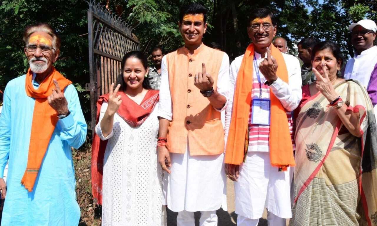 लोकतंत्र के महापर्व में आम से लेकर खास तक सबने दिया योगदान, लाइन में लगकर वीआइपी वोटरों ने किया मतदान