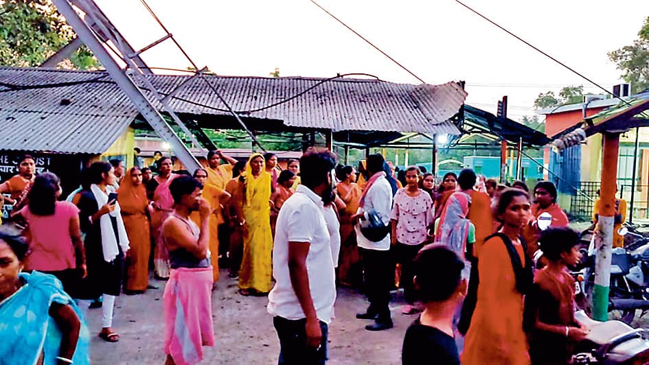 अफसर के बंगला परिसर में पेड़ से गिरने पर मौत, मुआवजे के लिए प्रदर्शन