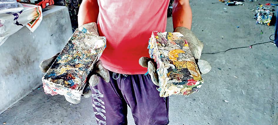 इसीएल के बंकोला क्षेत्र में प्लास्टिक को पिघला कर बन रही इको-फ्रेंडली ईंट