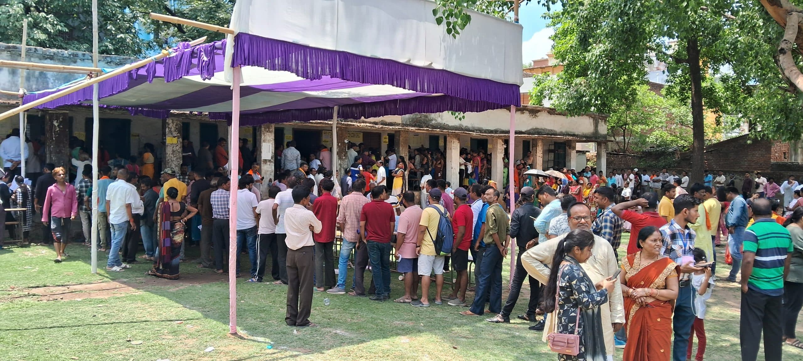 तपती धूप में भी कम नहीं हुआ उत्साह, घंटों लाइन में लगकर किया मतदान