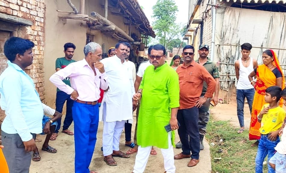 खपरैल मकान में आग लगने से लाखों रुपये की संपत्ति राख