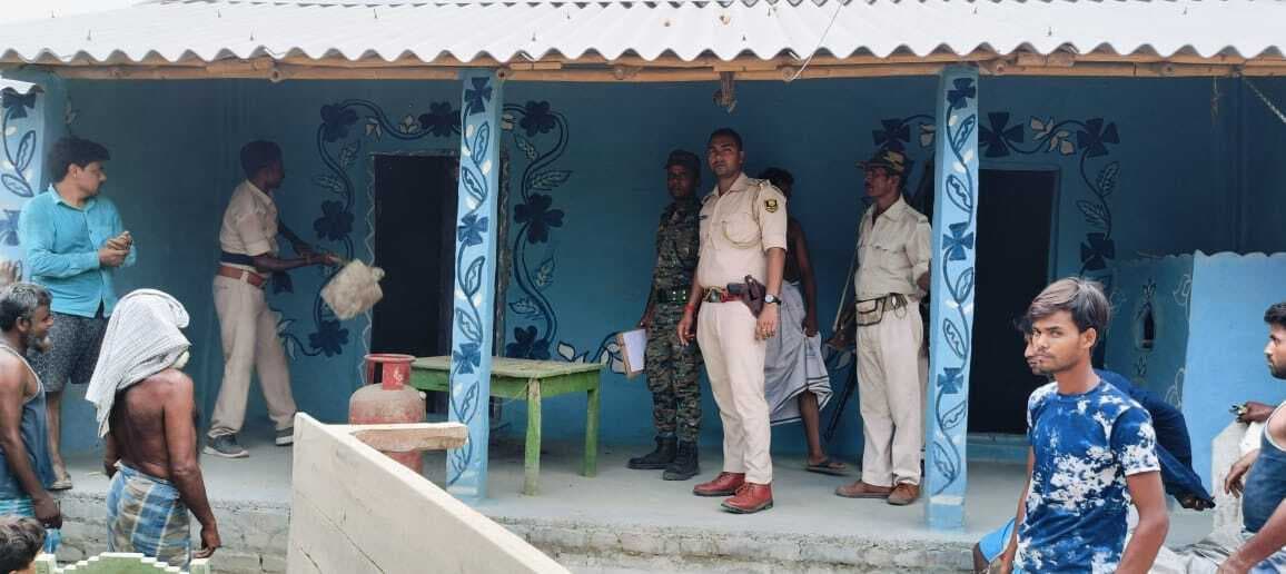 पॉक्सो के आरोपित के घर हुई कुर्की-जब्ती