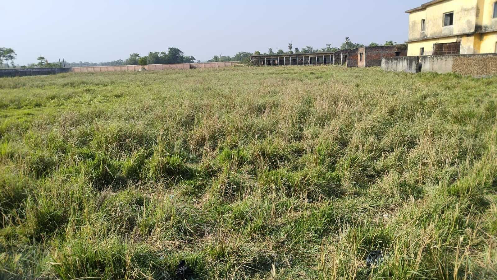 15 साल में सिर्फ खड़ी हो पायी दीवार, वह भी अब जर्जर