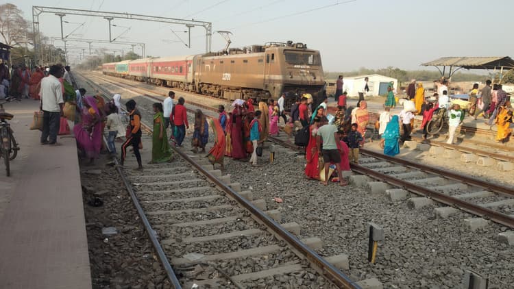 जान जोखिम में डालकर रेलवे लाइन पार करते हैं लोग, हो चुका है हादसा