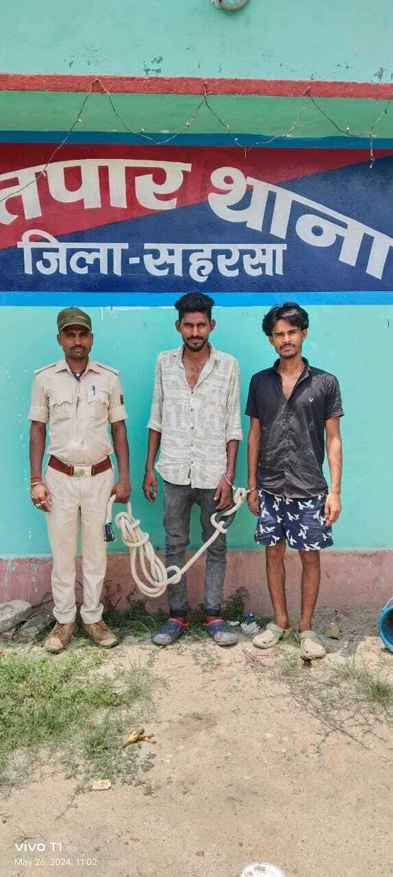 बाइक पर सवार दो युवक दो बोतल विदेशी शराब के साथ गिरफ्तार