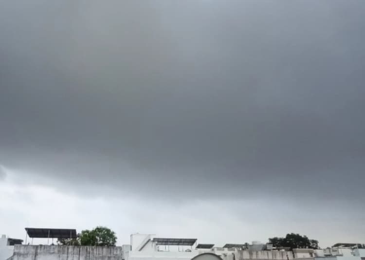 मौसम ने ली अंगड़ाई, दोपहर बाद से दिखने लगा रेमल साइक्लोन का असर