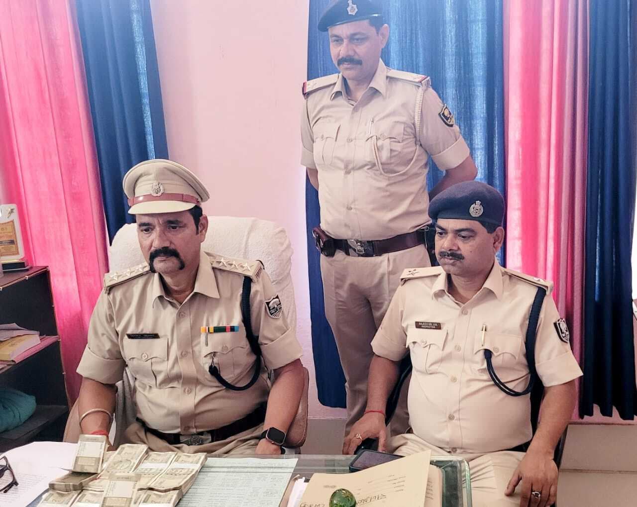 मक्का व्यापारी के बाइक की डिक्की से उड़ाये गये छह लाख में से चार लाख बरामद