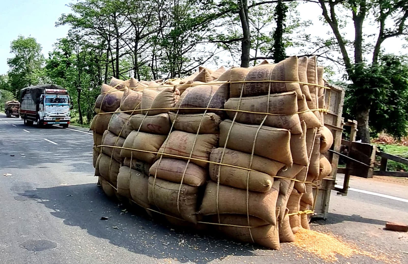 मक्का लदा ट्रैक्टर के पलटने से  एनएच पर आवागमन बाधित
