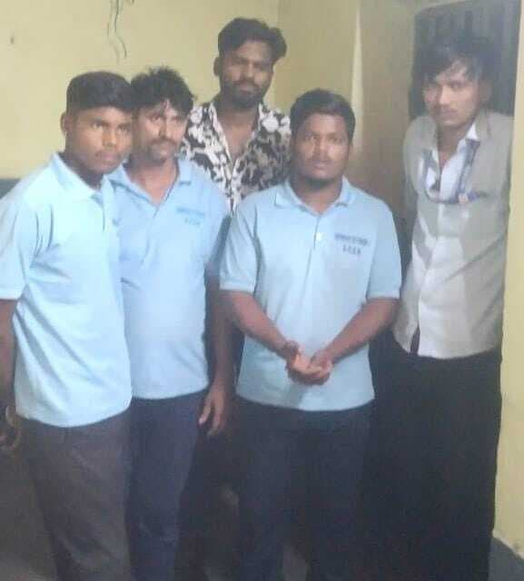 यात्रियों से कोच अटेंडेंट ने की मारपीट, पर्स छीनने का भी आरोप