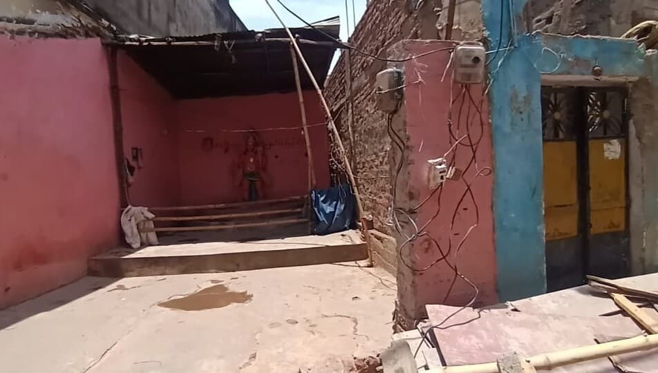 जमीन हड़पने की नियत से निजी घर का तोड़ा मुख्य दरवाजा व दीवार, जबरन रखा प्रतिमा