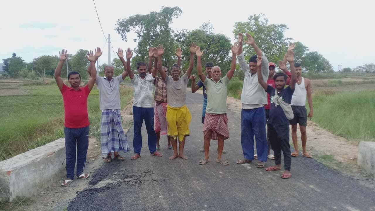 घटिया सड़क निर्माण कार्य का ग्रामीणों ने किया विरोध
