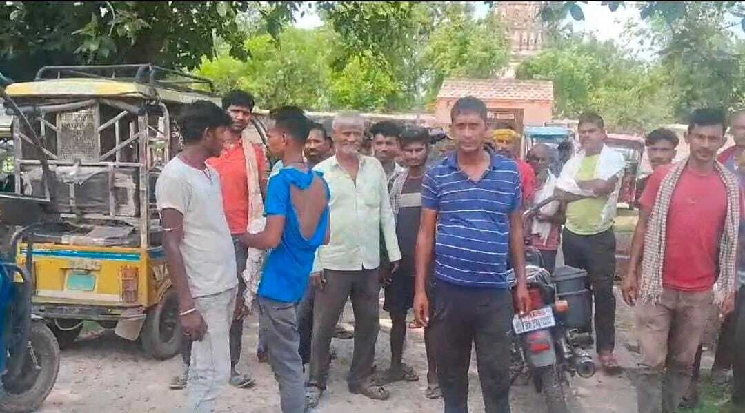 पार्किंग को लेकर तिलैया जंक्शन पर इ-रिक्शा चालकों ने की हड़ताल