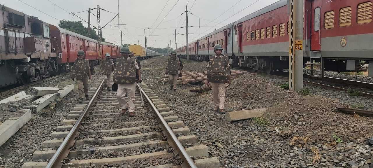 आरपीएफ व रेल पुलिस ने की संवेदनशील जगहों पर चलाया सर्च अभियान