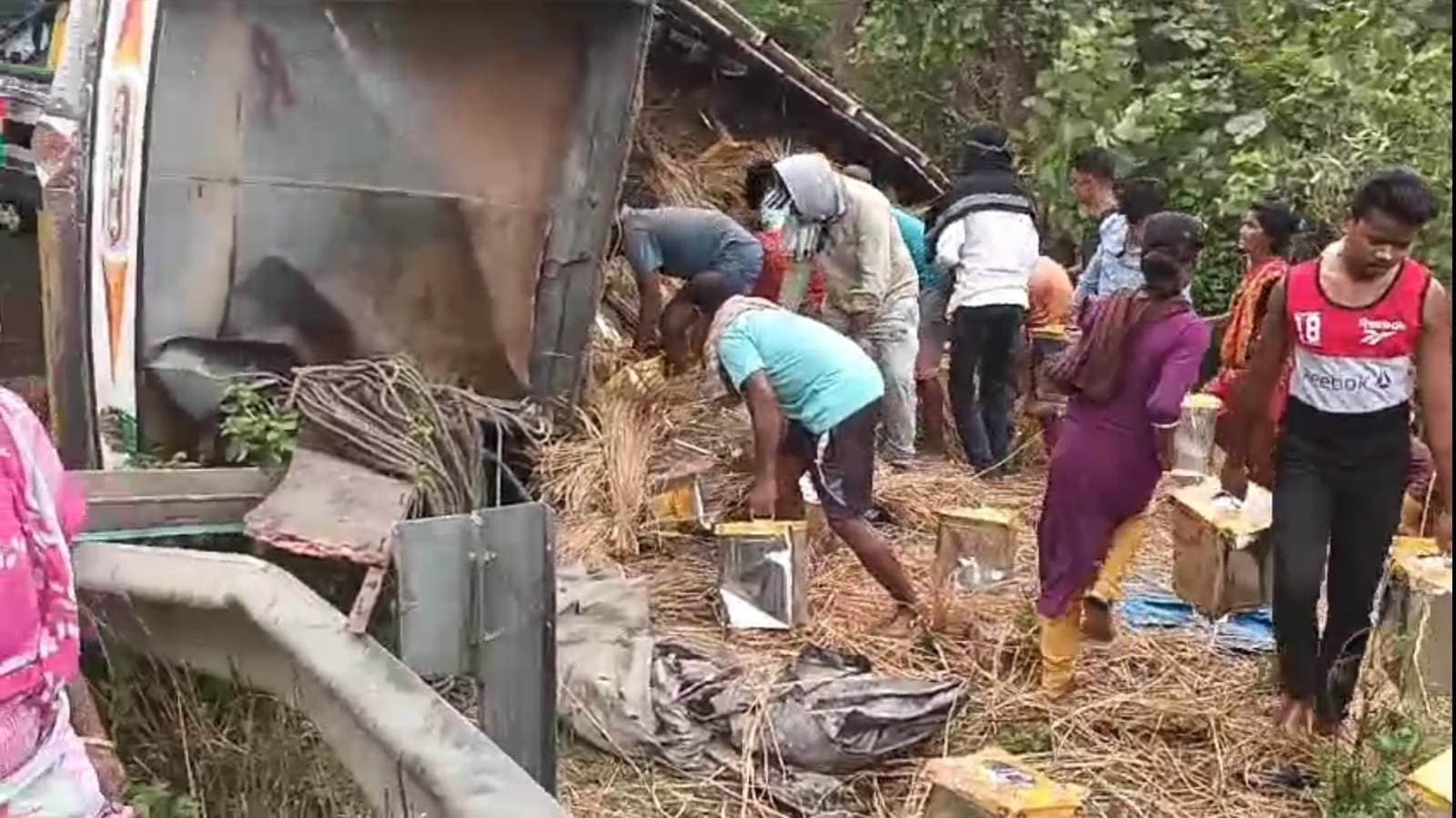 रिफाइन तेल के टीन से भरा ट्रक पलटा, अधिकांश तेल लूट ले गये इलाके के ग्रामीण