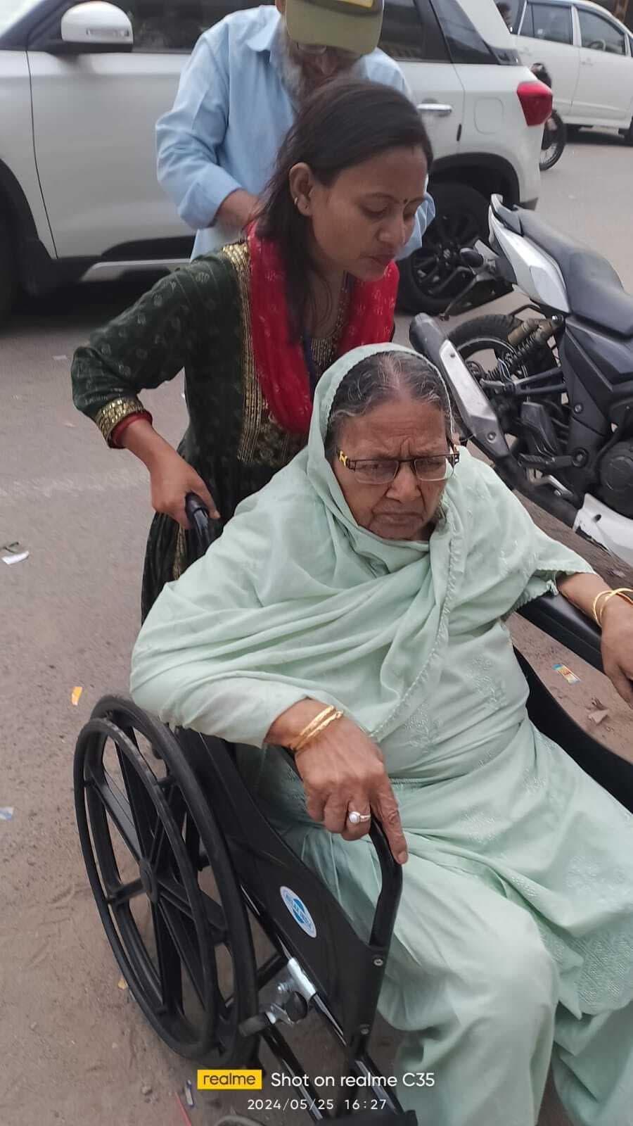 मतदान केंद्रों पर स्कूली बच्चों, महिलाओं ने की दिव्यांग-बुजुर्ग वोटरों की मदद