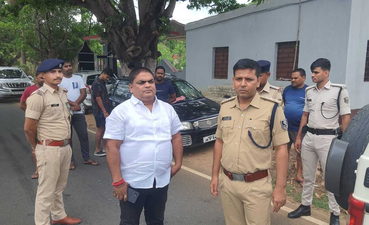 पंचायत समिति सदस्य के पति को हाथों-हाथ नक्सलियों ने भेजी चिट्ठी