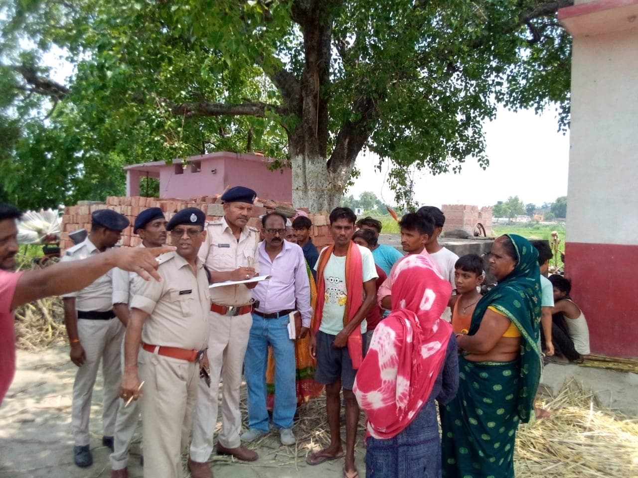 अपराधियों ने की अंधाधुंध फायरिंग, महिला घायल