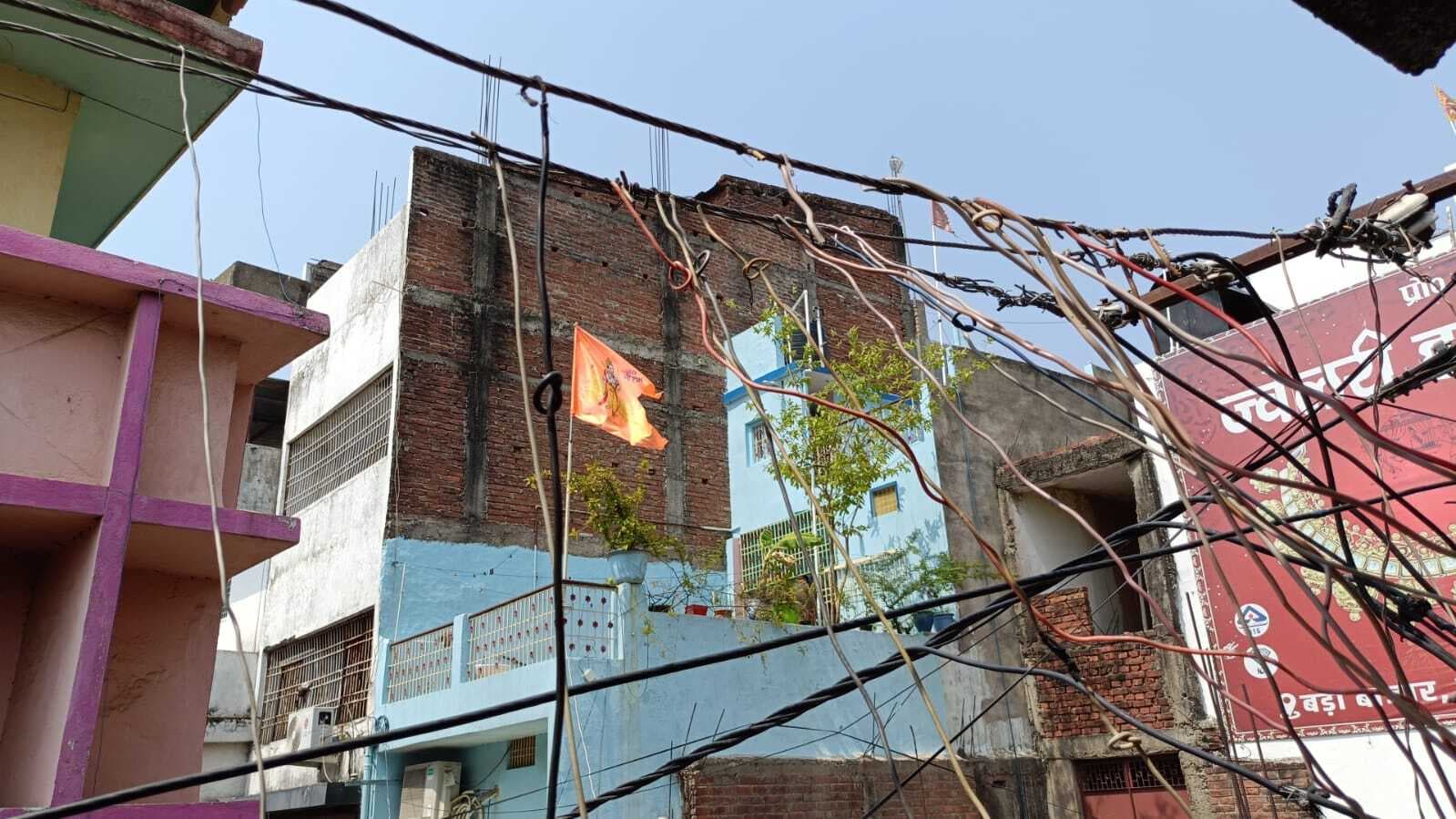 टोकन फंसा फेज बदल - बदल बिजली ढूंढ रहे लोग