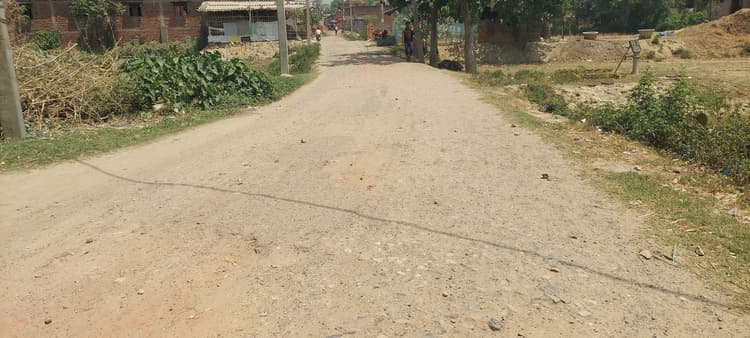 आधा दर्जन स्कूल जाने वाली सड़क बदहाल