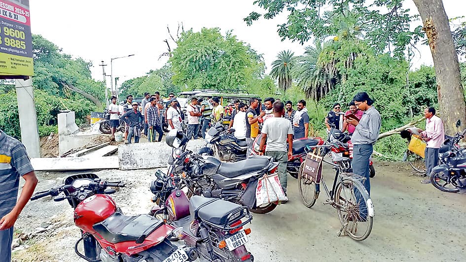 अधूरी पुलिया से बढ़ रहीं दुर्घटनाएं, जताया विरोध