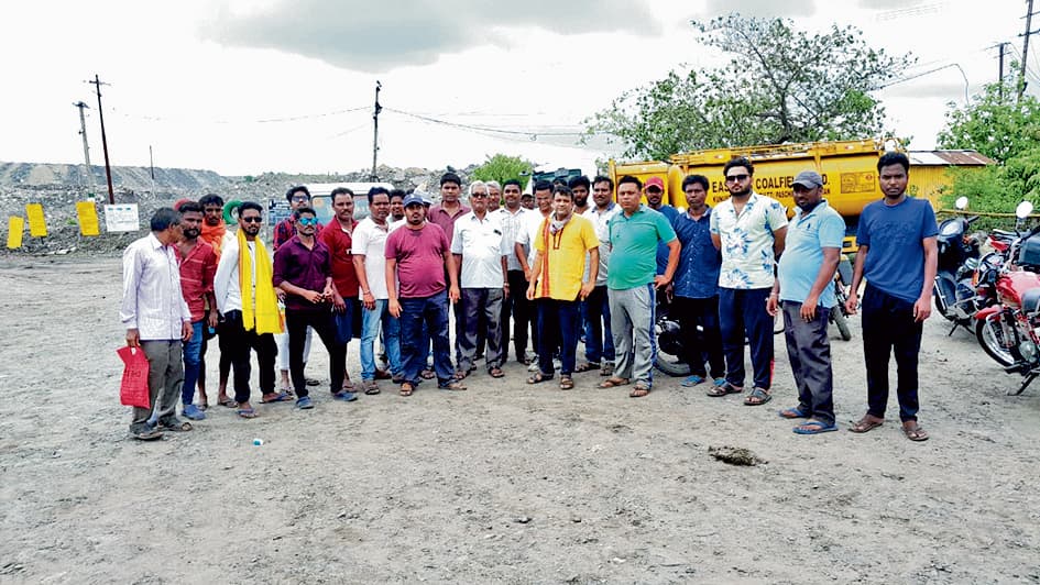 घरों में पड़ने वाली दरार के विरोध में ग्रामीणों का प्रदर्शन