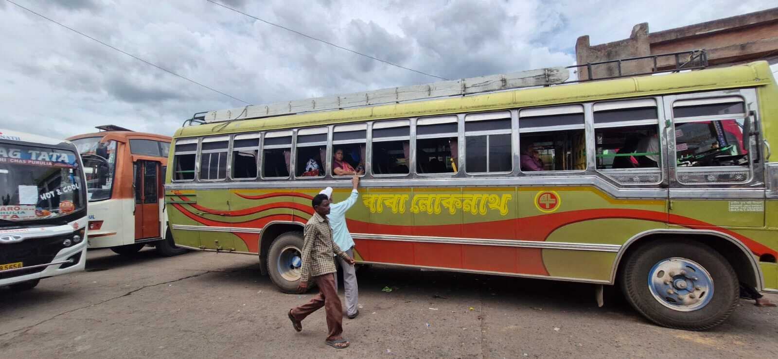 चार दिन बाद सड़कों पर दौड़ी बसें, यात्रियों की कमी से बस संचालक मायूस