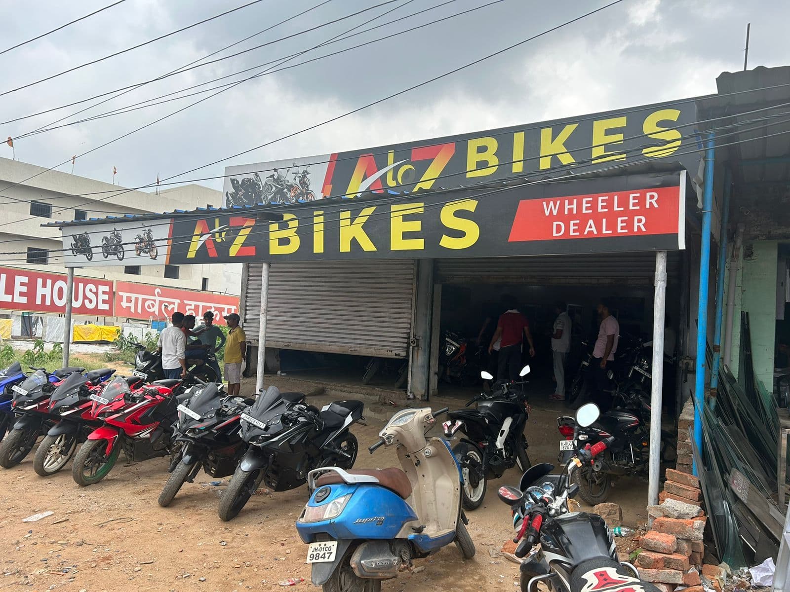 चार दुकानों में सेंधमारी, बाइक चोरी