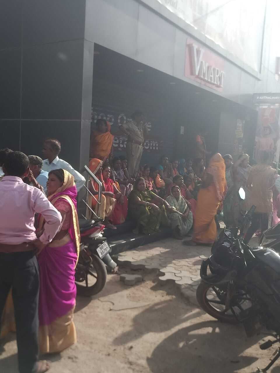 वी मार्ट के गार्ड की मौत के बाद मुआवजे की मांग को लेकर परिजनों ने किया हंगामा