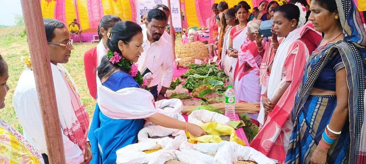 मेला में जड़ी-बूटी व मोटे अनाज का प्रदर्शन