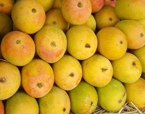 फलों के राजा आम से सजा बाजार