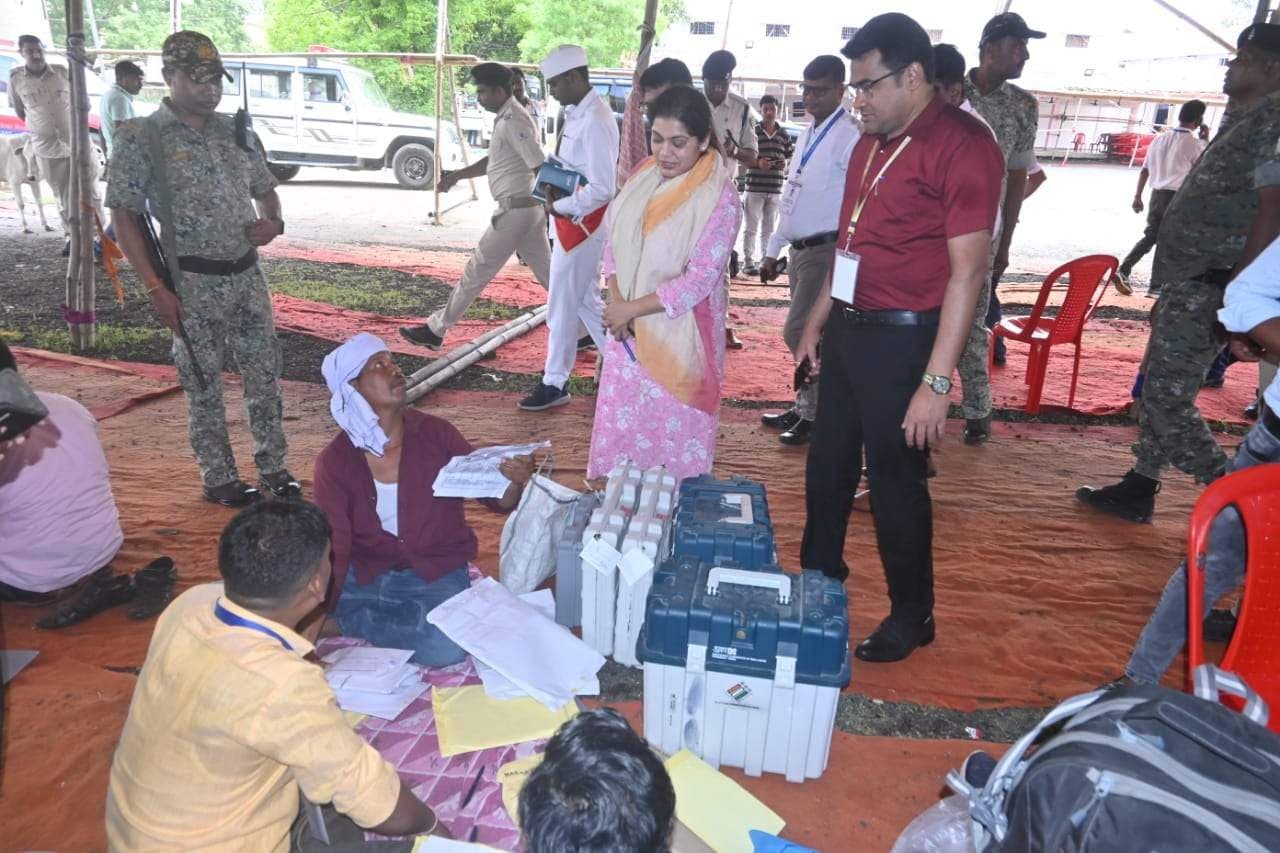 स्ट्रांग रूम का जायजा लेते रहे डीसी-एसपी-डीडीसी