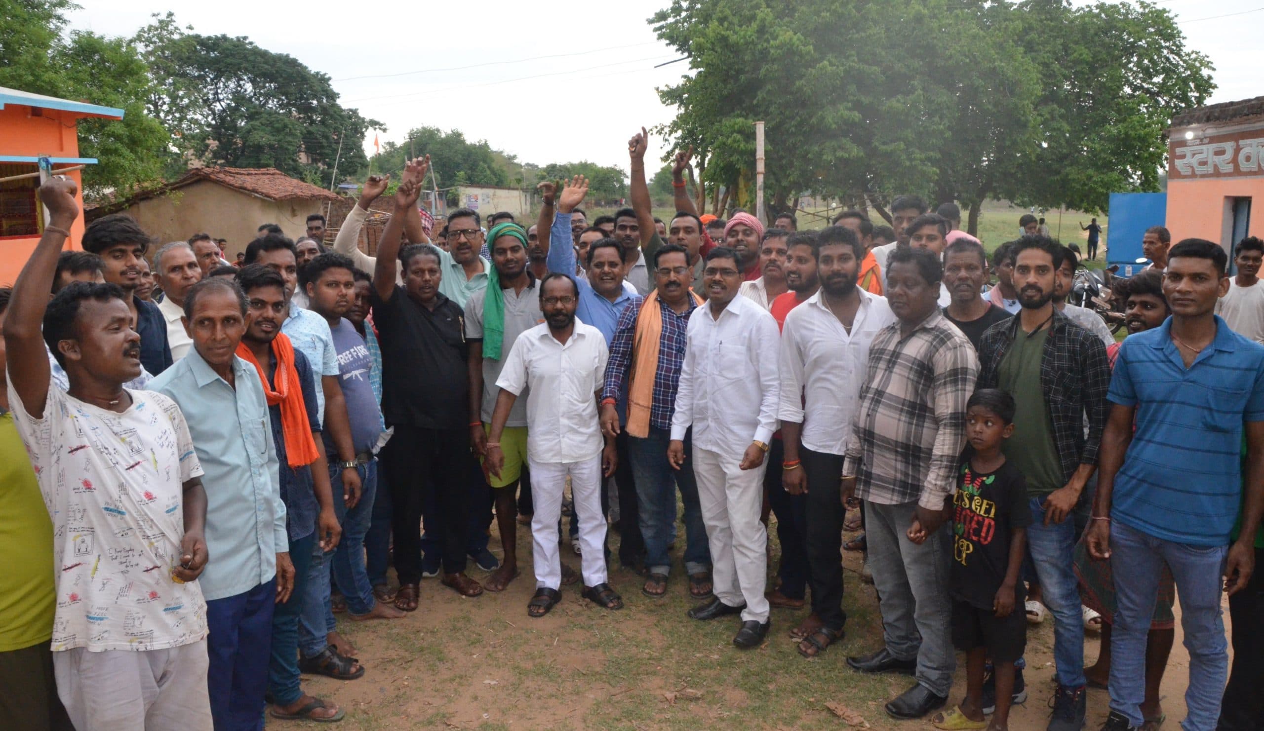 बीएसएल की जमीन का सर्वे करने पहुंची एजेंसी कर्मियों को बनाया बंधक