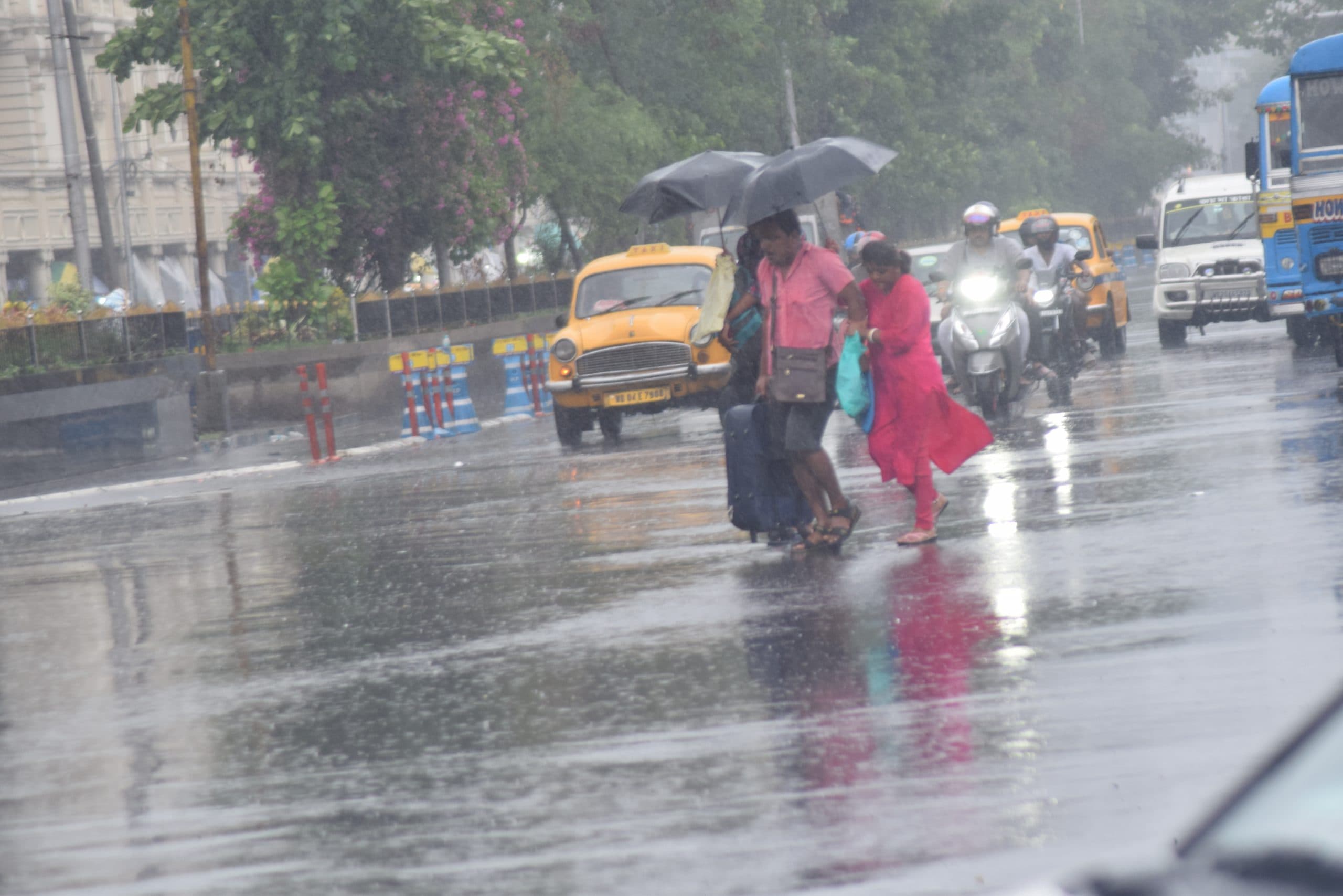 रेमाल से बंगाल के कई जिलों में भारी बारिश, जनजीवन प्रभावित