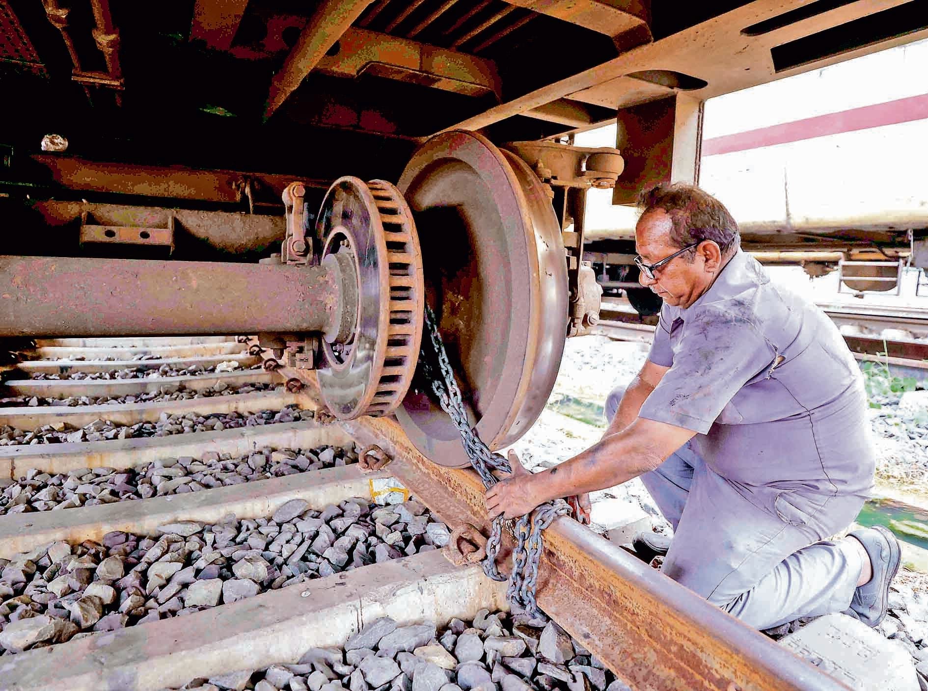 विमान व ट्रेन सेवाओं पर असर,सड़कों से नदारद रहे वाहन