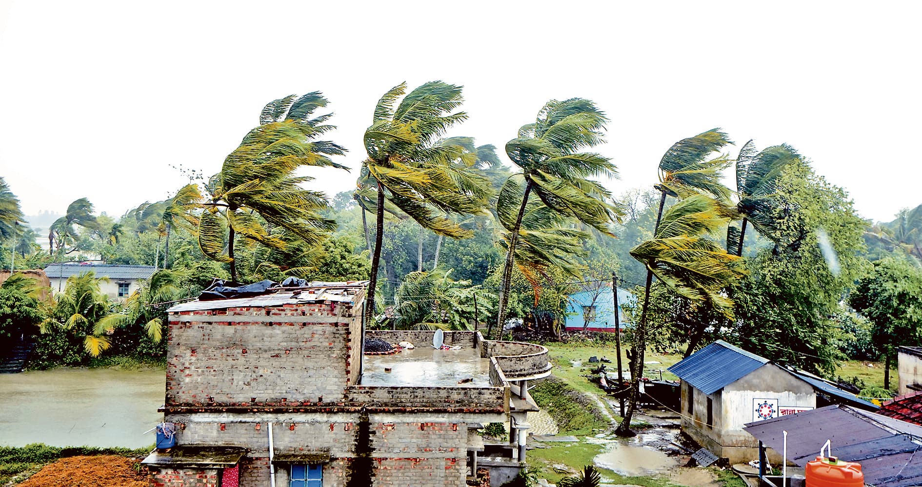 ‘रेमाल’ का असर दिखा खड़गपुर में बादल व बारिश से आतंकित रहे लोग