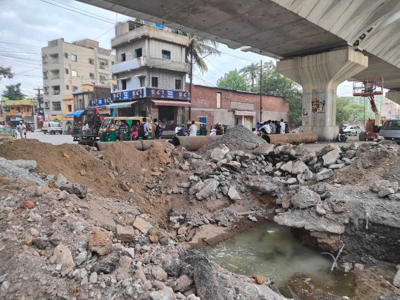 पाइप बिछाने के नाम पर दो माह से गड्ढा खोद कर छोड़ दिया, लोगों को हो रही है परेशानी