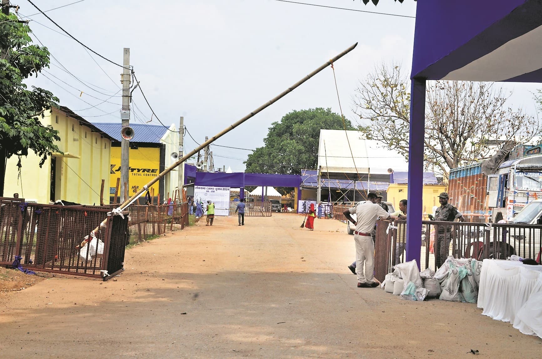 स्ट्रांग रूम में सुबह तक जमा हुए इवीएम, स्क्रूटनी के बाद कमरा सील