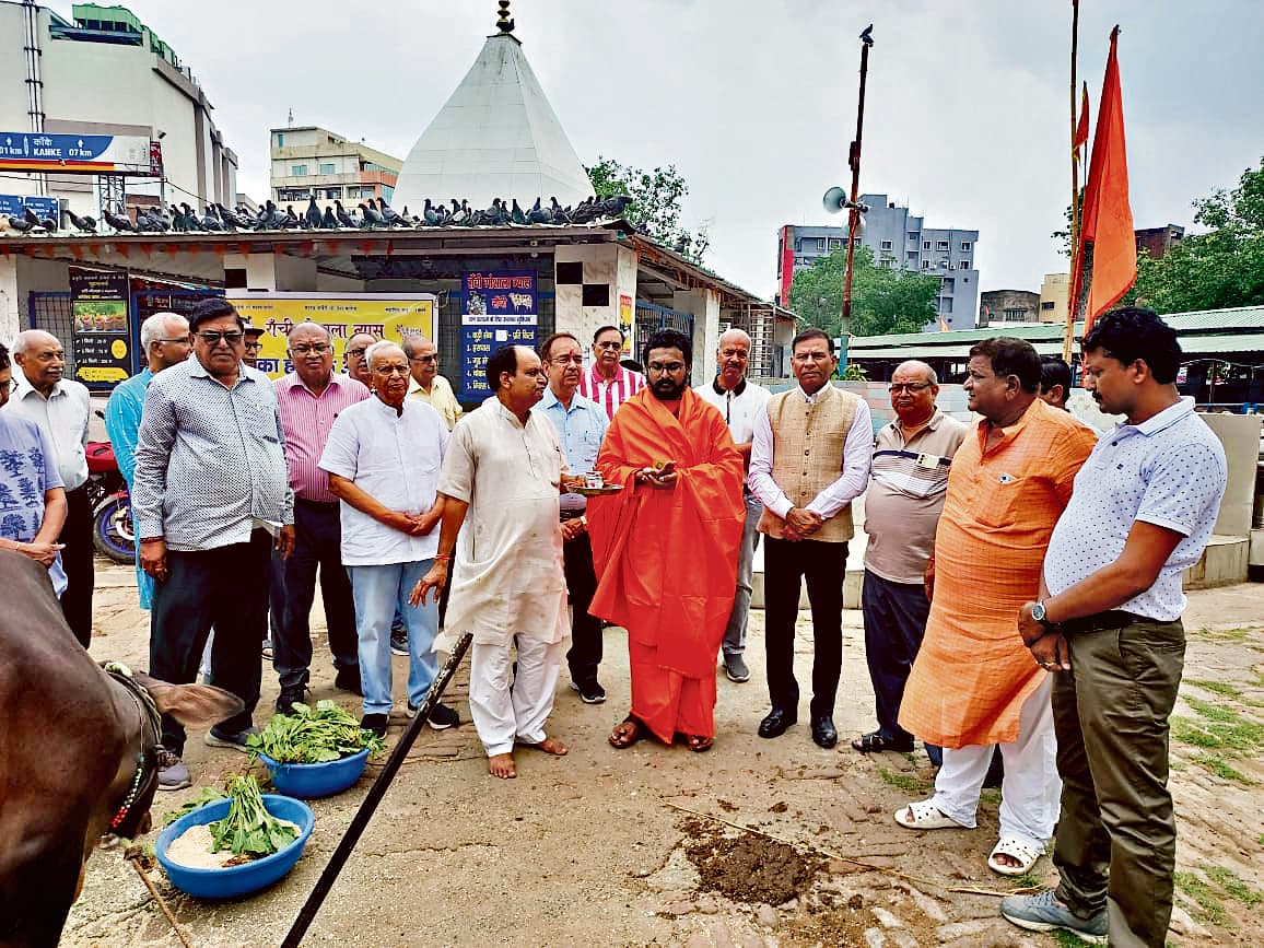 स्वामी परिपूर्णानंद ने की गाेमाता की पूजा
