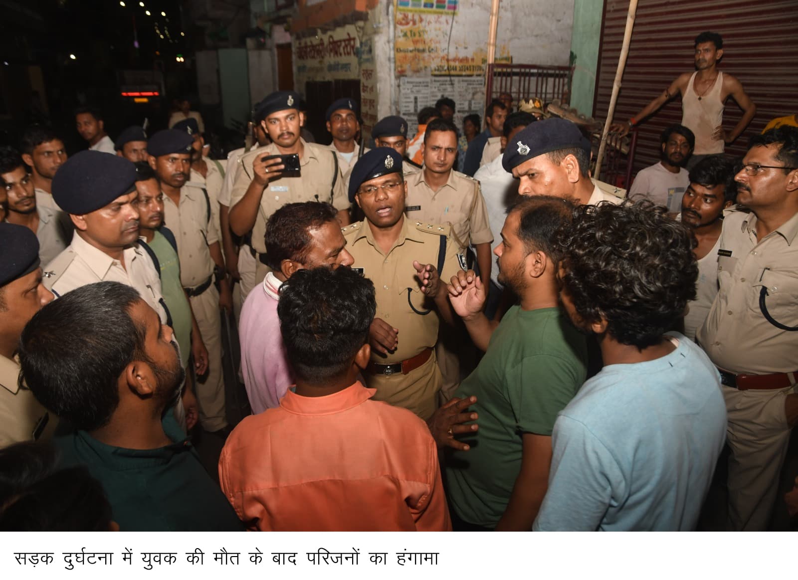 ट्रक ने बाइक सवार को रौंदा, सड़क जाम