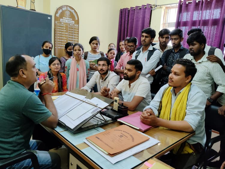 स्पेशल जेनेरिक परीक्षा में ग्रेस अंक देकर पास करने की मांग