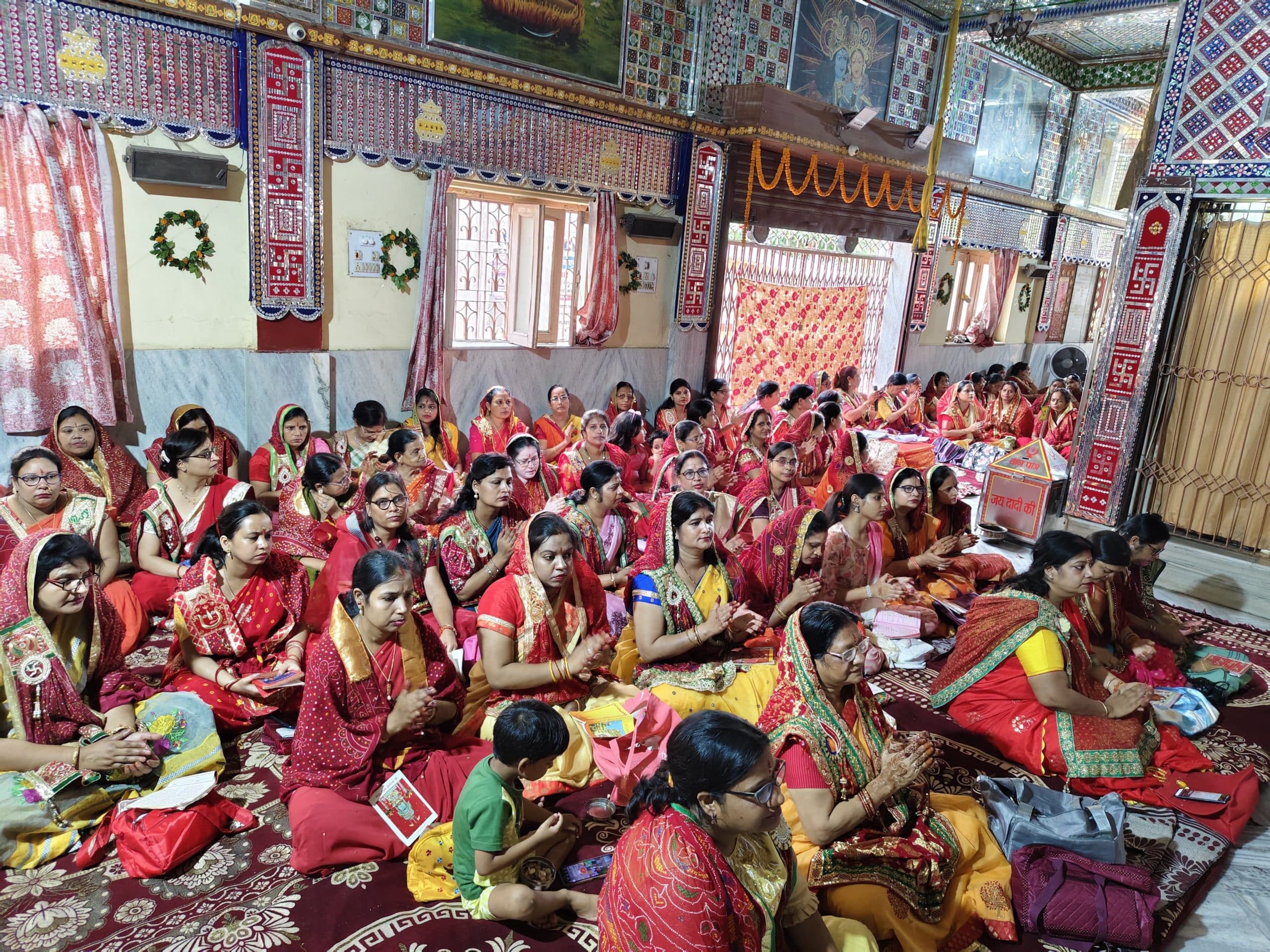 दादी के जन्म से लेकर विदाई तक के भजनों ने श्रद्धालुओं को झुमाया