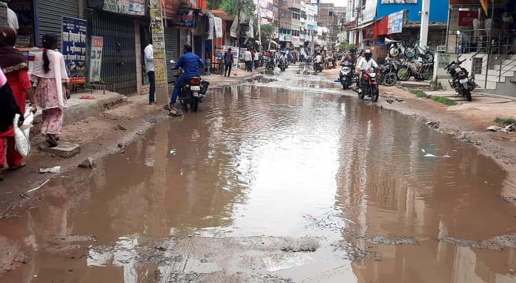 स्टेशन रोड में पाइप लीकेज होने से सड़क पर बह रहा पानी