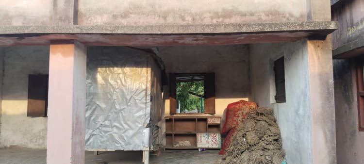 पंचायत में बने अधिकांश सरकारी भवन पर गांव के दबंगों का कब्जा