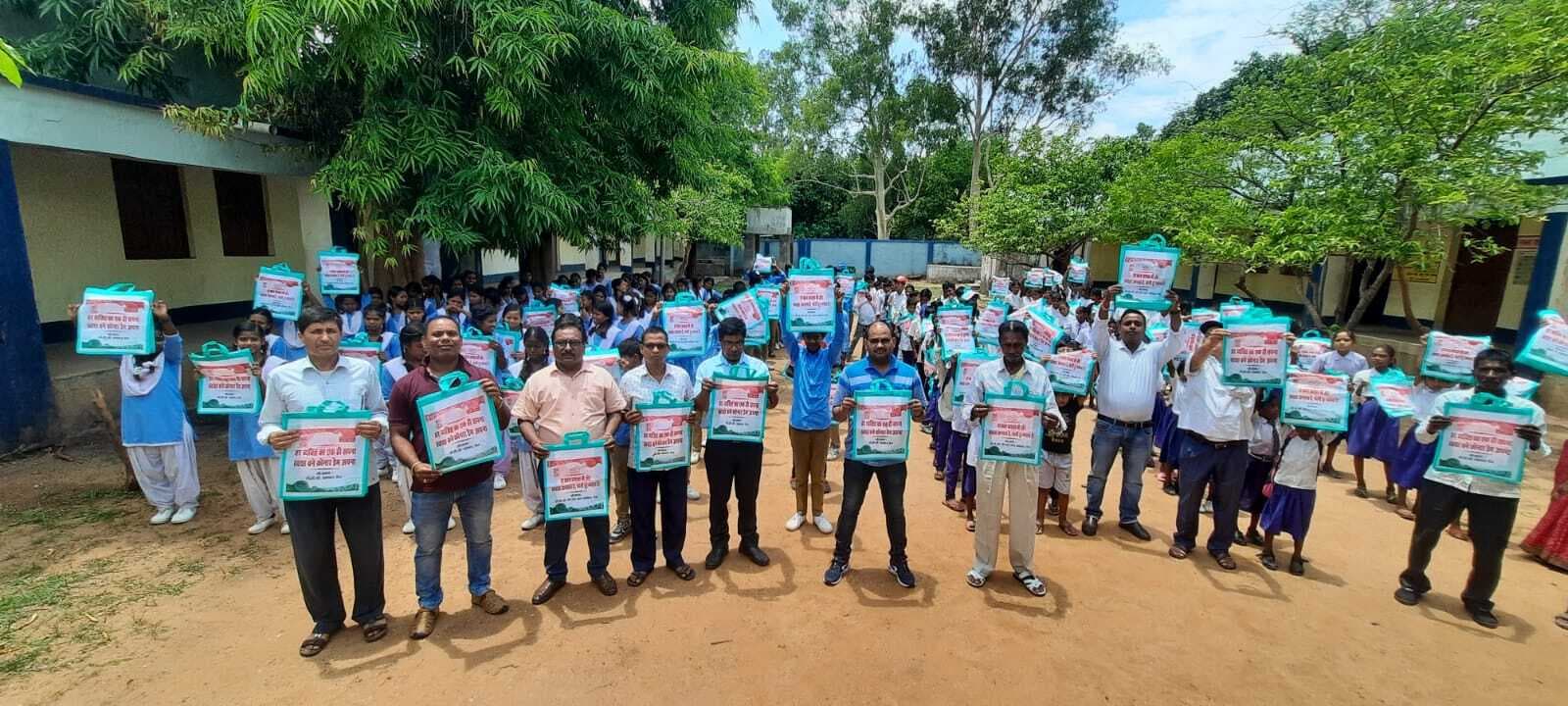 पांच सौ कपड़े के थैले बांटे