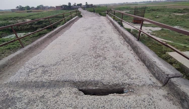 एक दशक पूर्व निर्मित स्क्रूपाईल जर्जर